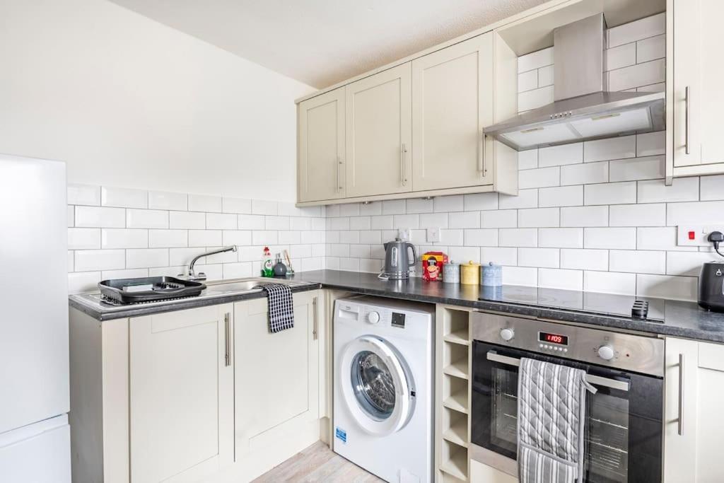 Two Bedroom Flat Near Colchester Hospital With Free Parking And Internet Mile End Buitenkant foto