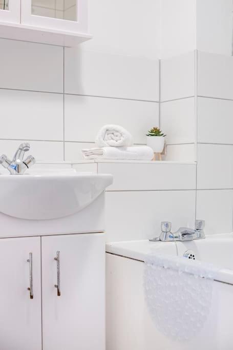 Two Bedroom Flat Near Colchester Hospital With Free Parking And Internet Mile End Buitenkant foto