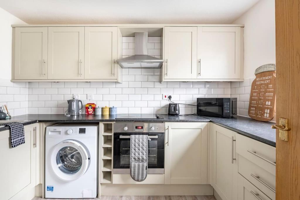Two Bedroom Flat Near Colchester Hospital With Free Parking And Internet Mile End Buitenkant foto